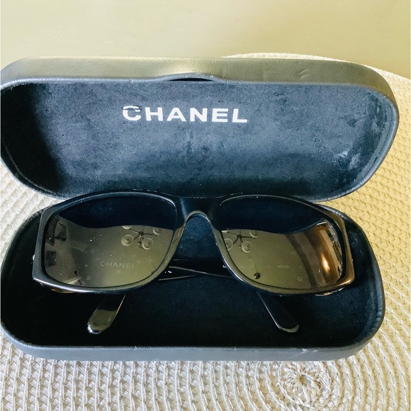 Authentic CHANEL sunglasses 😎 - Picture 6 of 14